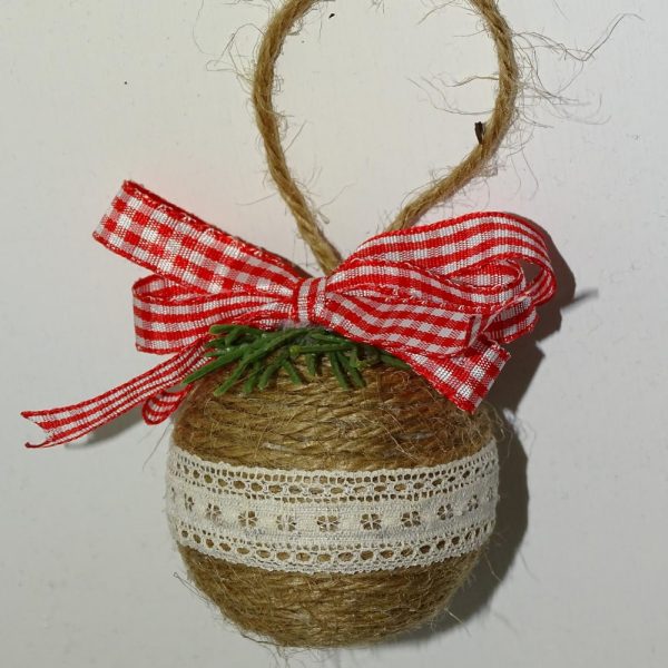 Ръчно изработена топка за елха от текстил