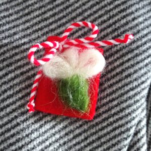 Мартеница – брошка „Книга с кокиче“