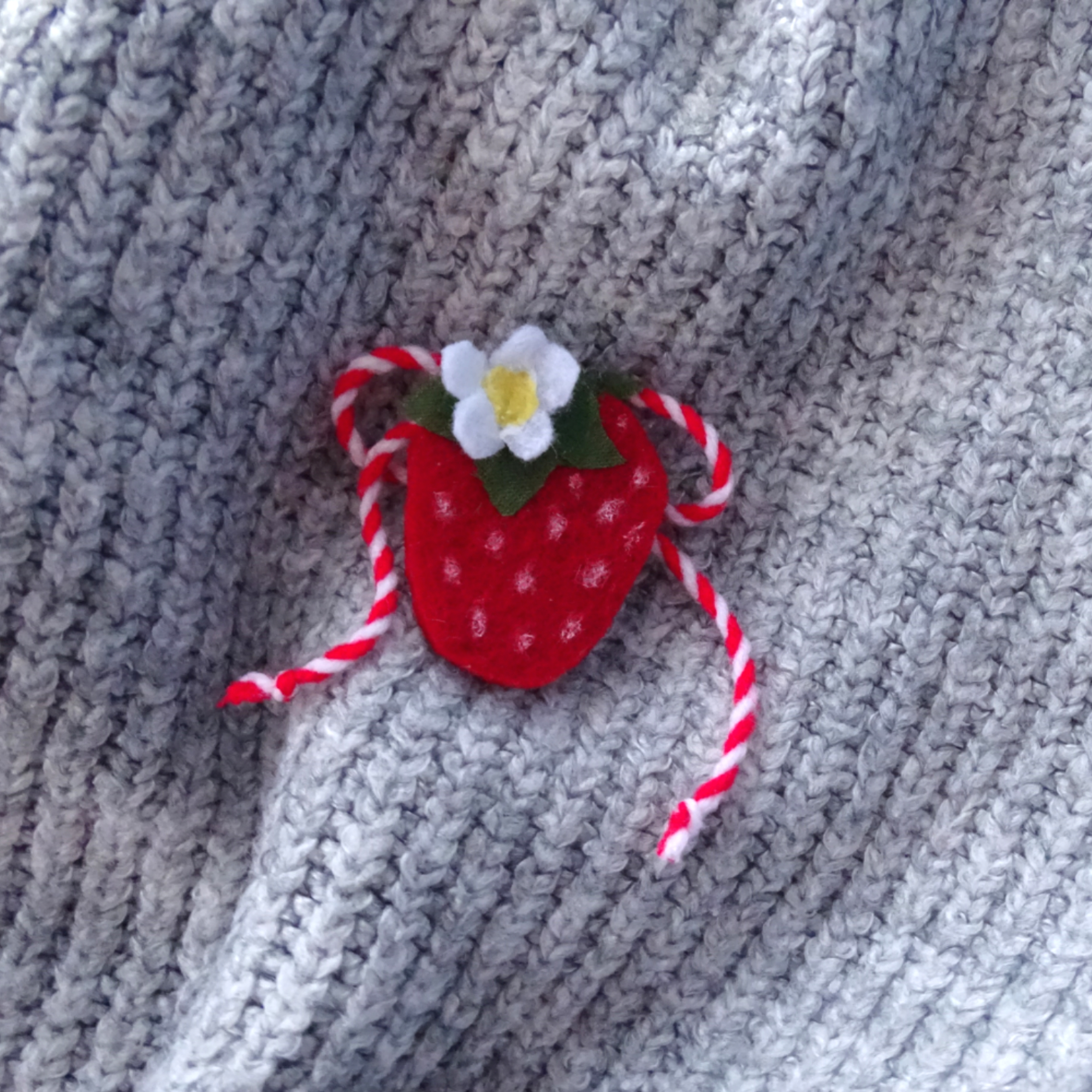 Мартеница брошка „Ягодка“ - Image 3